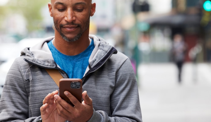 Mand kigger på mobiltelefon